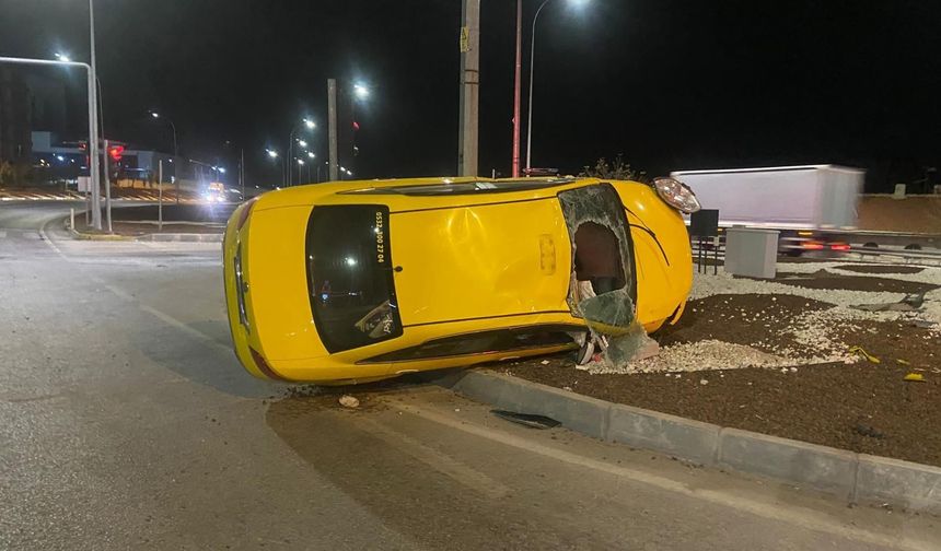 Kontrolden çıkan ticari taksi orta refüje devrildi