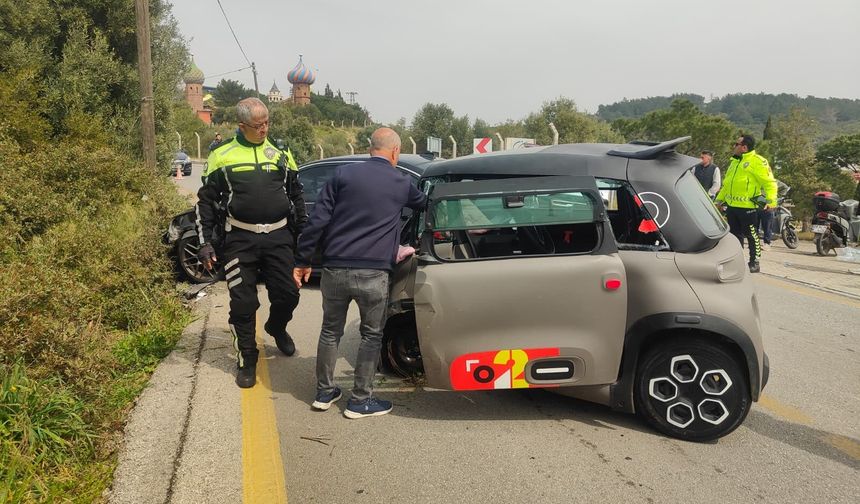 Kuşadası’nda otomobil ile elektrikli araç kafa kafaya çarpıştı