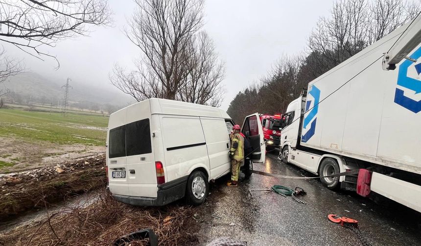 Otomobil ile tır çarpıştı