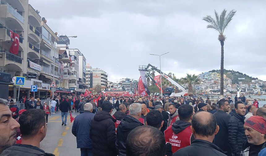 Özgür Özel’in Kuşadası mitinginde fiyasko, çevre iller de dahil 3500 kişi getirebildiler