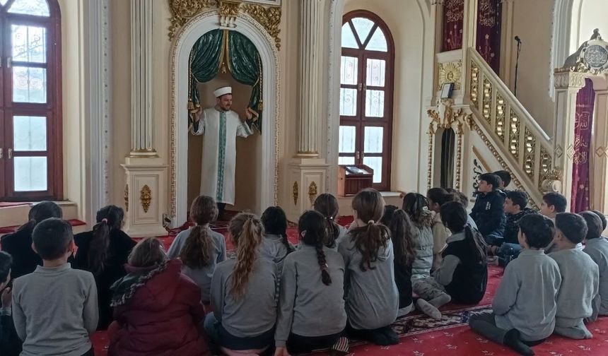 Söke’de öğrenciler camilerin tarihini yerinde öğreniyor