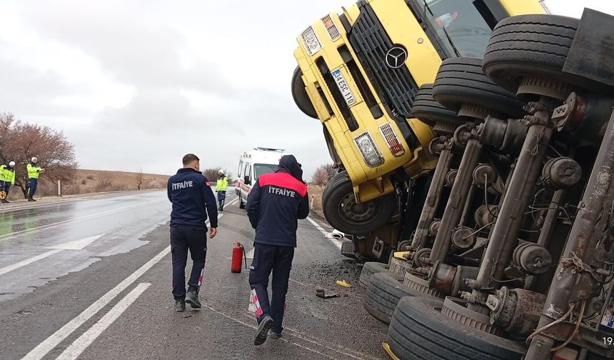 Tır devrildi, sürücü yaralandı, ortalığı koku sardı