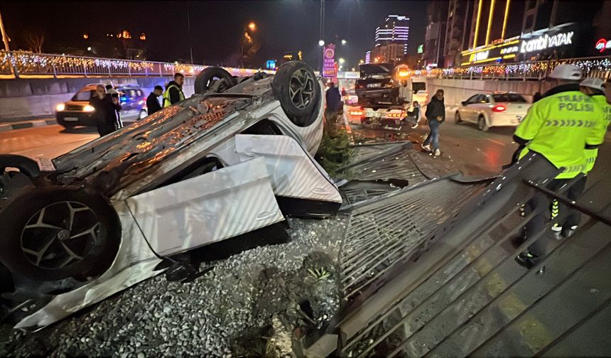 Üç aracın karıştığı kazada 2 otomobil takla attı