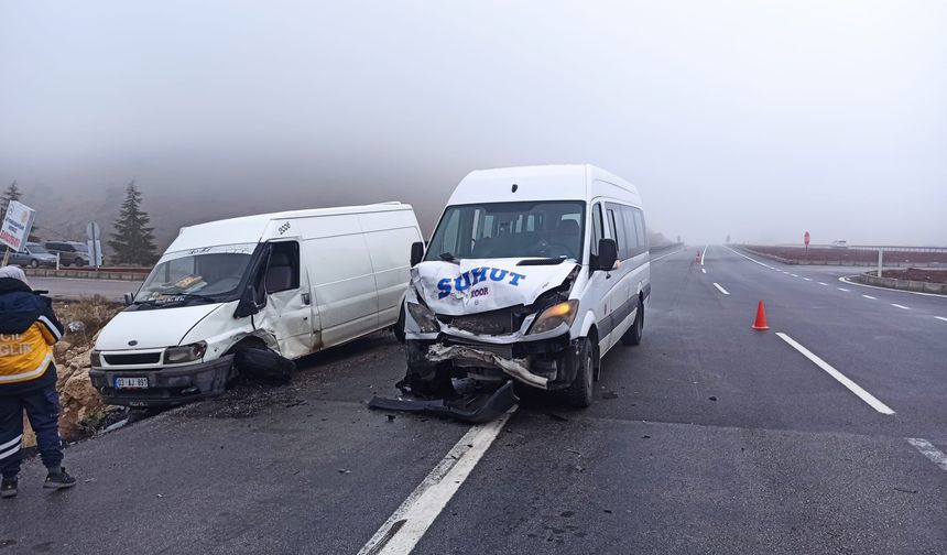 Yolcu minibüsü ile kamyonet çarpıştı, çok sayıda yaralı var