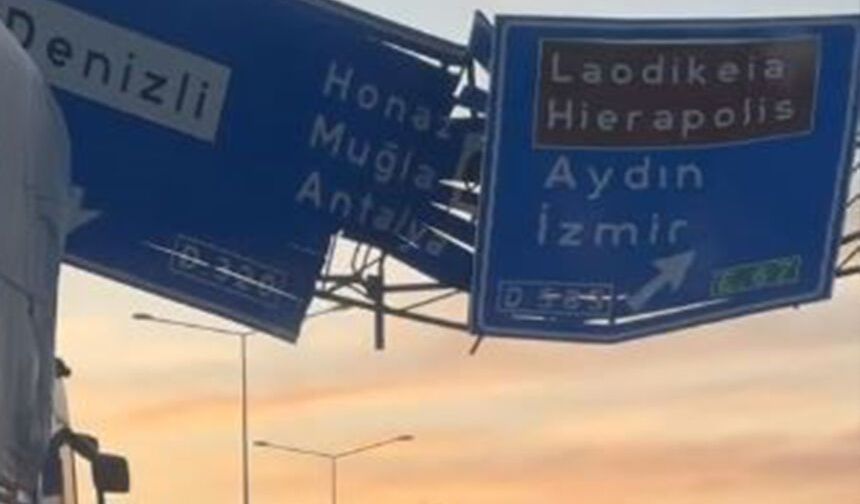 Yönlendirme tabelasına çarpan tırın dorsesi yola savruldu