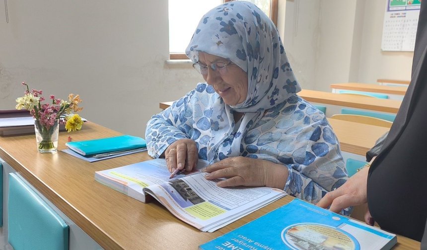 66 yaşında okuryazar oldu