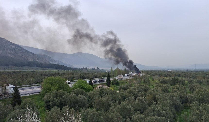 Otomobil önce bariyerlere çarptı sonra alev alev yandı