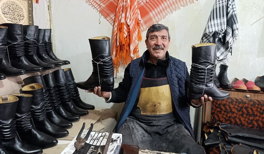 Asırlık kalıplarla körüklü çizme üretiyor