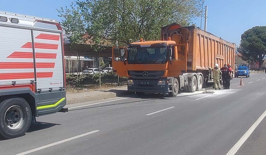 Atık taşıma kamyonu alev aldı