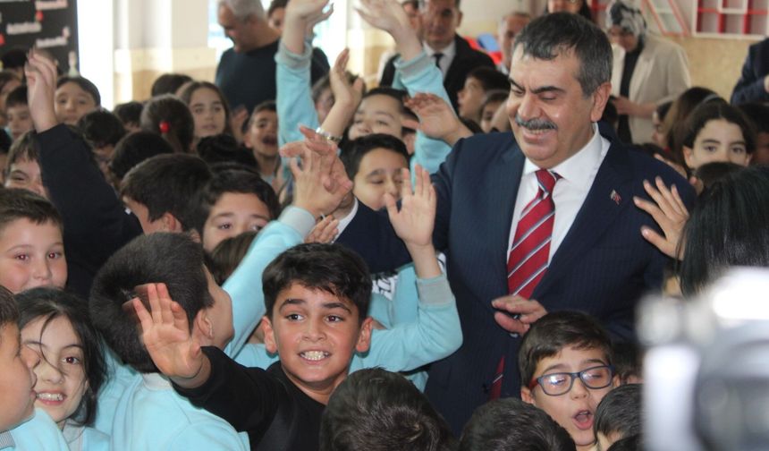 Bakan Tekin'den Aydınlı miniklere halı saha sözü