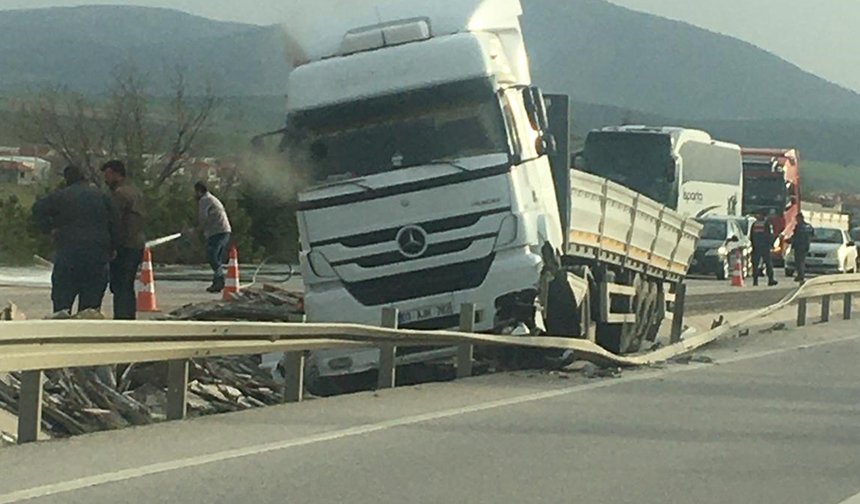 Bariyerlere çarptı, yaralılar var