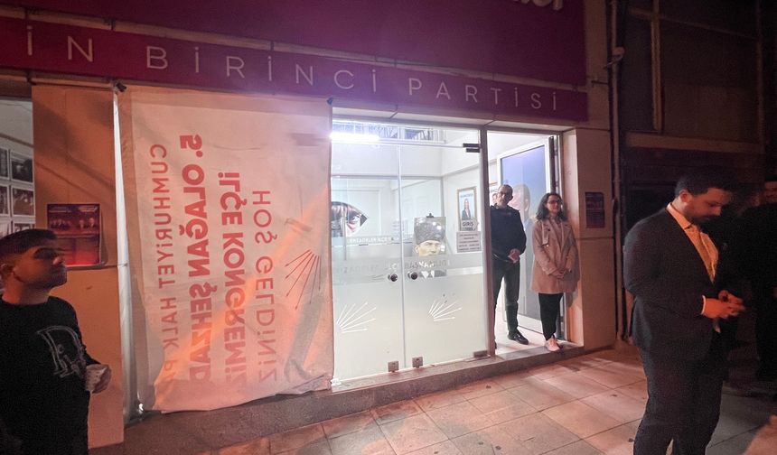 İş vaadi öfkesiyle CHP binasının camlarını kırdı