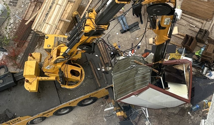 İnşaat kulübesinin üzerine vinç düştü, yaralı işçiler var