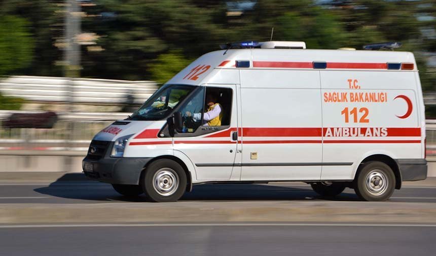 Kamyon ile otomobil çarpıştı.. Yaralılar var