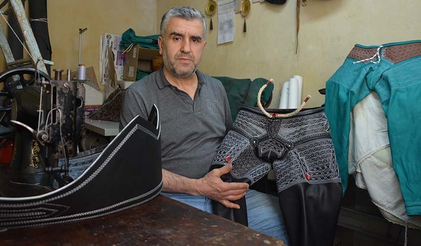 Kispet ustası pehlivanları kuşatıyor