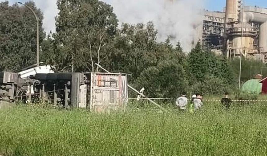 Kömür yüklü kamyon devrildi