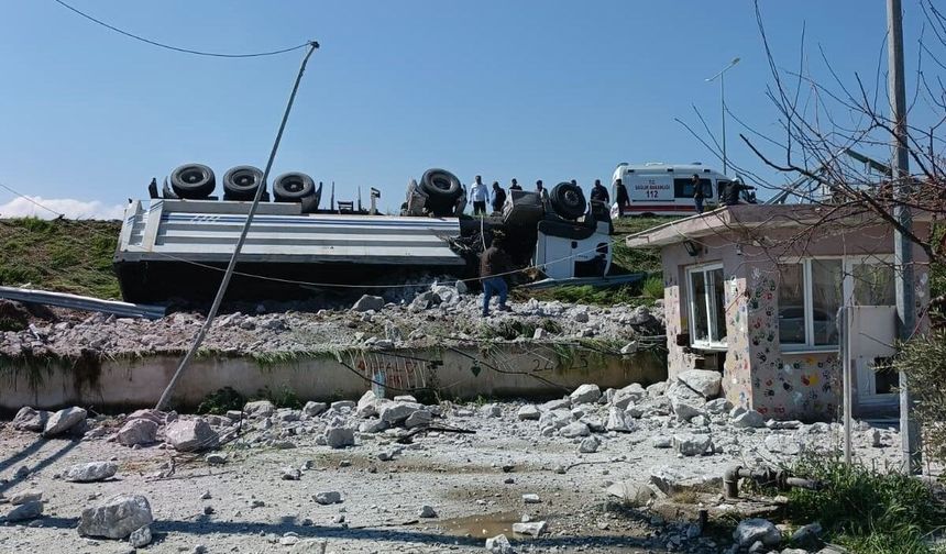 Kontrolden çıkan tır okul bahçesine devrildi