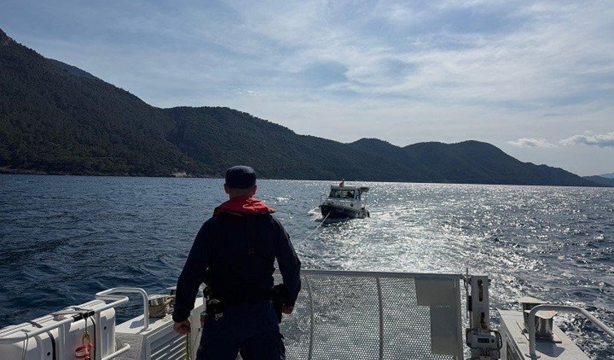 Kuşadası’nda sürüklenen teknedeki 2 kişi kurtarıldı