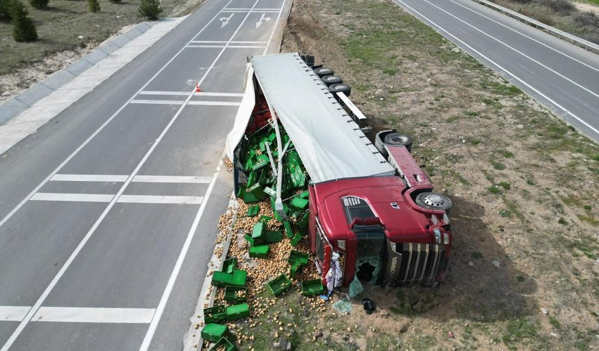 Patates yüklü tır devrildi
