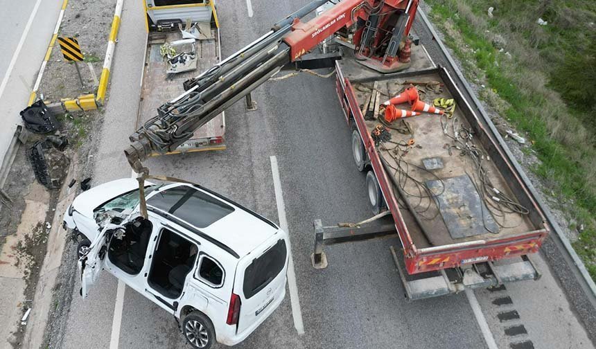 Refüje girip yan yatan araçta 1 kişi öldü, 2 kişi yaralandı