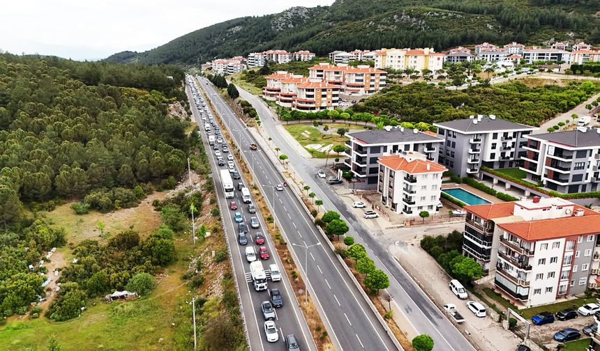 Bayram tatilini fırsat bilenler yollara düştü, trafik kilit