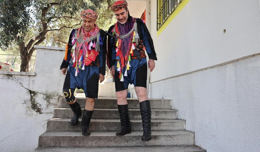 AK Partili Erdem Efe kıyafeti giydi