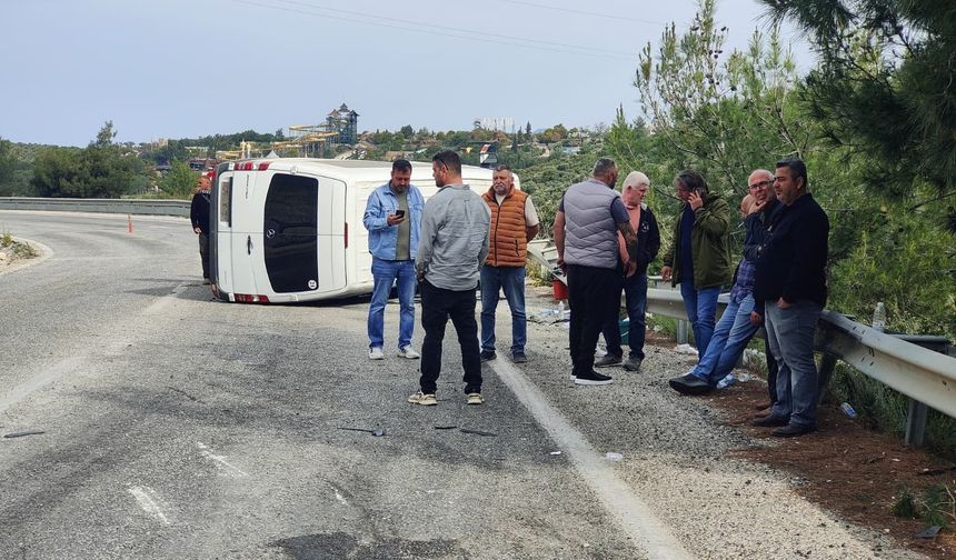 Aydın’da feci kaza.. Yolcu minibüsü yan yattı