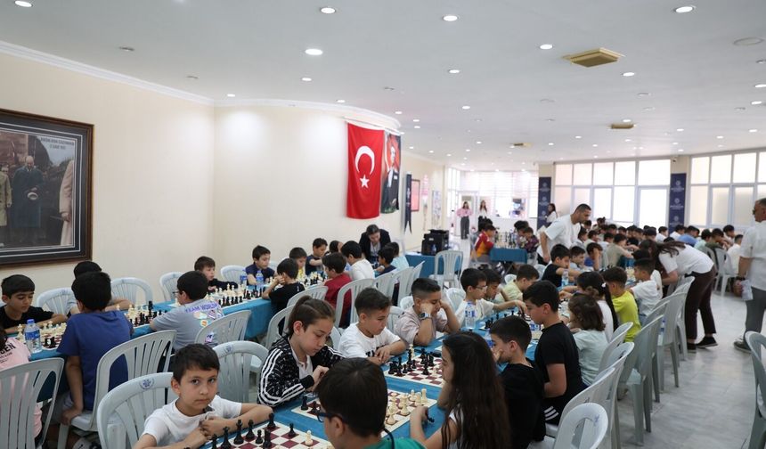 Başkan Çerçioğlu’nun destekleri ile satranç öğrenen öğrenciler hamlelerini yarıştırdı