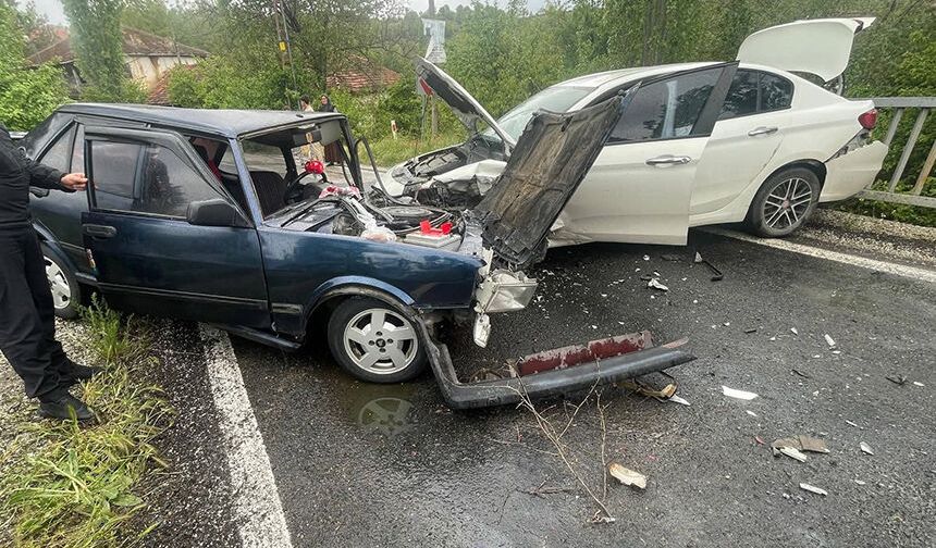 Kafa kafaya çarpıştılar, 4 kişi…