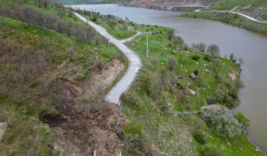 Heyelan nedeniyle yol ulaşıma kapandı