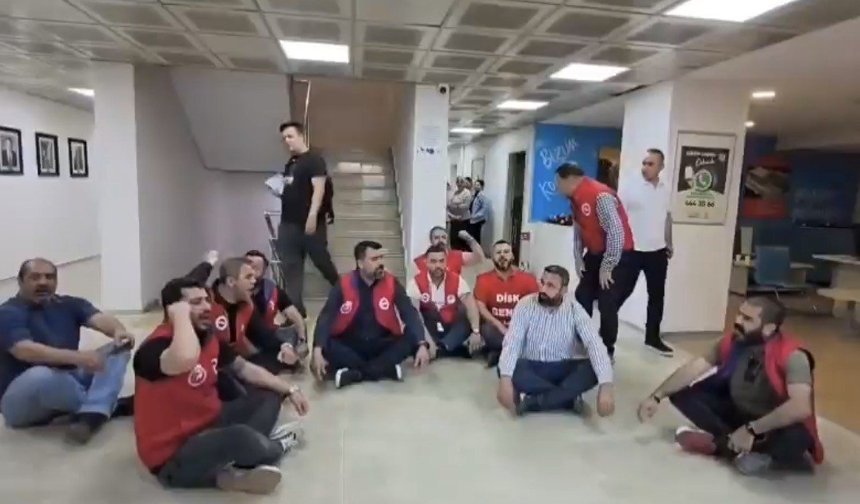 İzmir’de CHP’li belediyede çalışanlar oturma eylemi başlattı