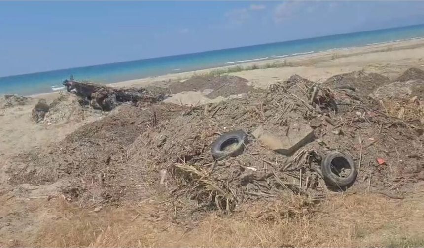 Kuşadası Belediyesi’nden utandıran manzara.. Çöp, moloz, pislik..