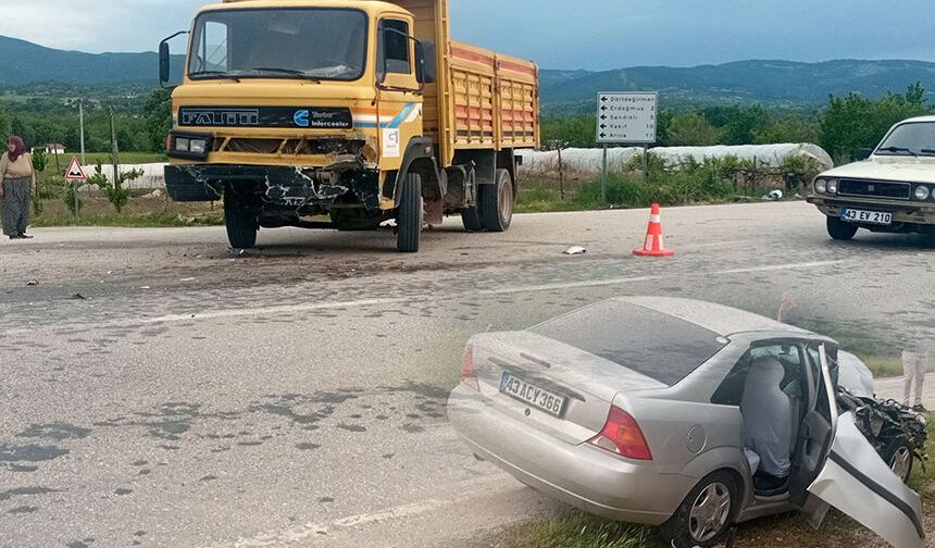 Otomobil ile kamyon çarpıştı