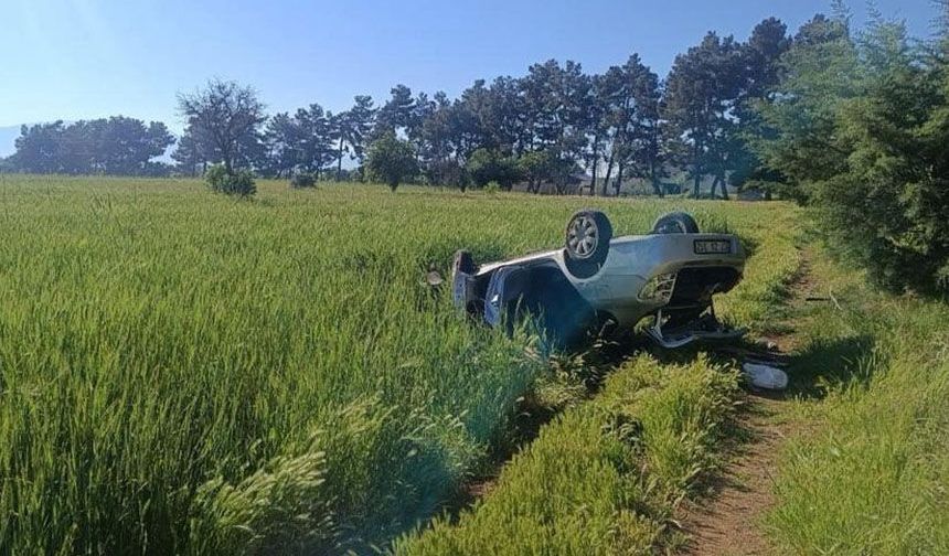 Otomobil tarlaya uçtu.. 6 yaşındaki kız çocuğu hayatını kaybetti, 2 yaralı