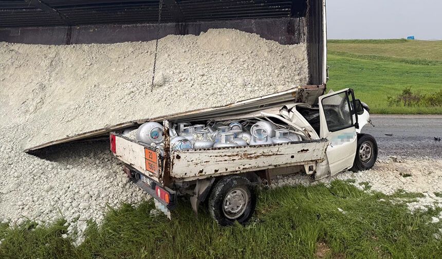 Tırın üzerine devrildiği kamyonetin sürücüsü hayatını kaybetti
