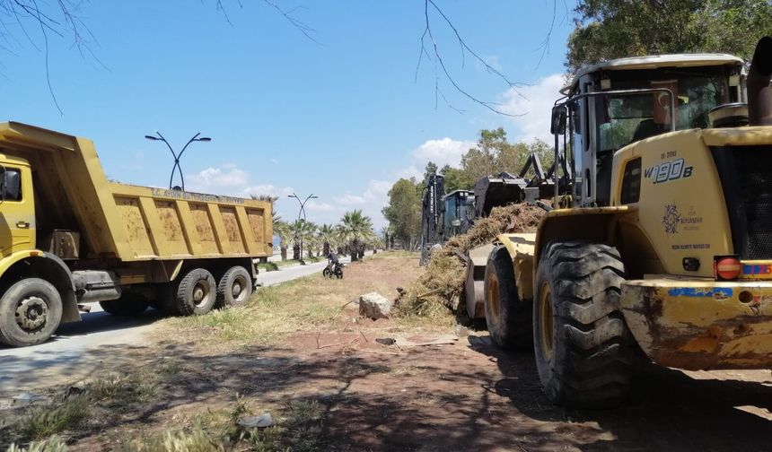 Kuşadası Belediyesi talan ederek çıktı, geride bıraktığı pisliği Büyükşehir temizliyor