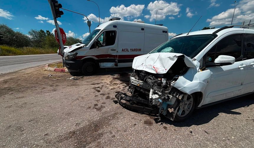 Ambulans hafif ticari araçla çarpıştı