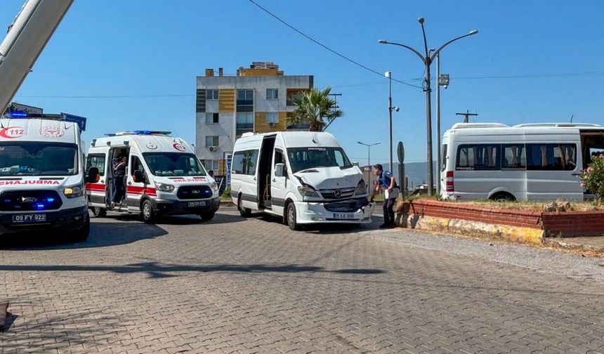 Aydın’da 2 okul servisi ile otomobil çarpıştı, yaralı öğrenciler var