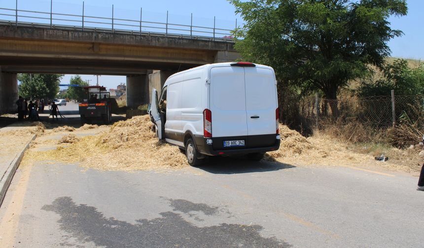 Aydın’da saman balyaları kamyonetin üzerine düştü, sürücü sıkıştı