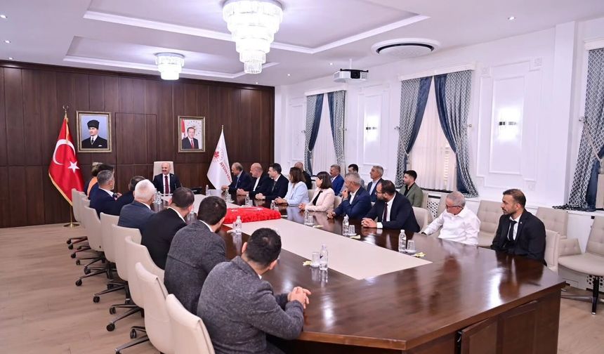 Başkan Sarıgöz ve AK Parti Kuşadası heyetinden Vali Varol’a ziyaret