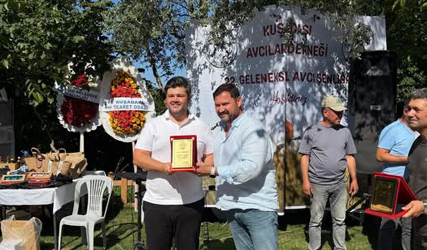 CHP’li Efe Berberoğlu’na Avcı Şenliği’nde plaket takdimi