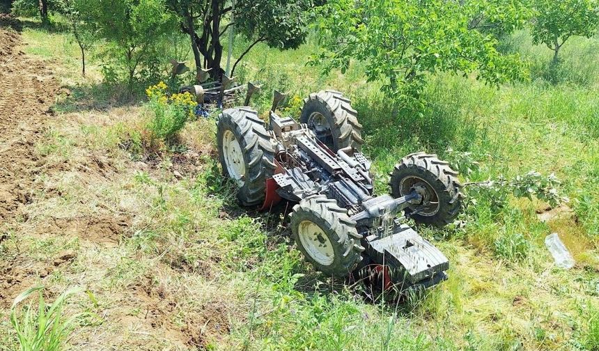 Devrilen traktörün altında kaldı