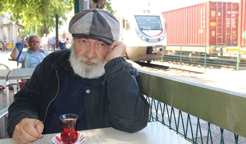 Evsiz kaldı trenler evi oldu