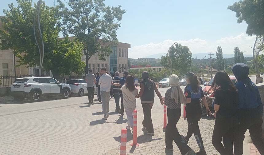 Kadınlı erkekli basıldılar