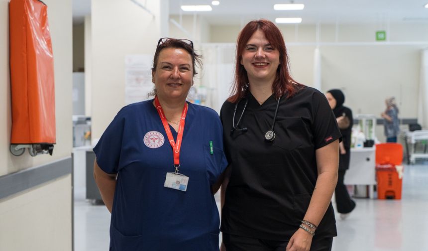 Kızıyla mesai arkadaşı oldu.. Anne hemşire, kızı doktor