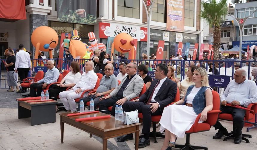 Koçarlı’da CHP’li belediyenin etkinliğinde tepki çeken görüntü.. Vatandaşa bariyer, protokole VIP koltuk