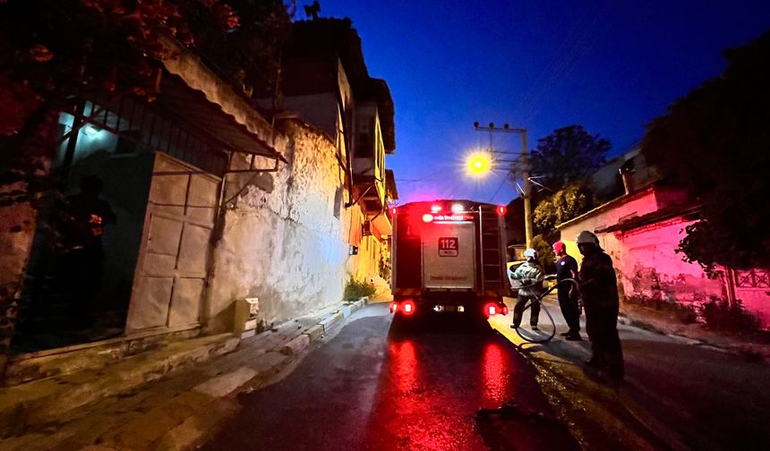 Odun ateşinden sıçrayan kıvılcımlar evi yakıyordu