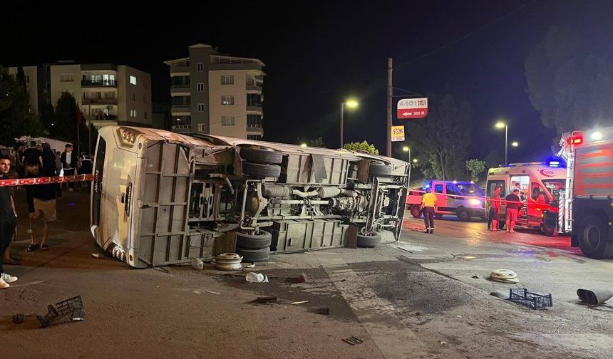 Servis otobüsü ile otomobil çarpıştı