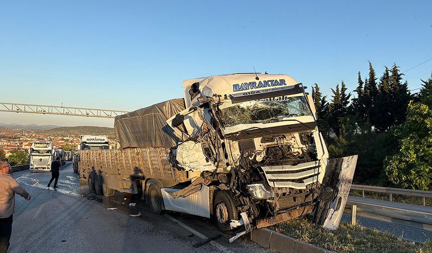 Tır başka tıra arkadan çarptı
