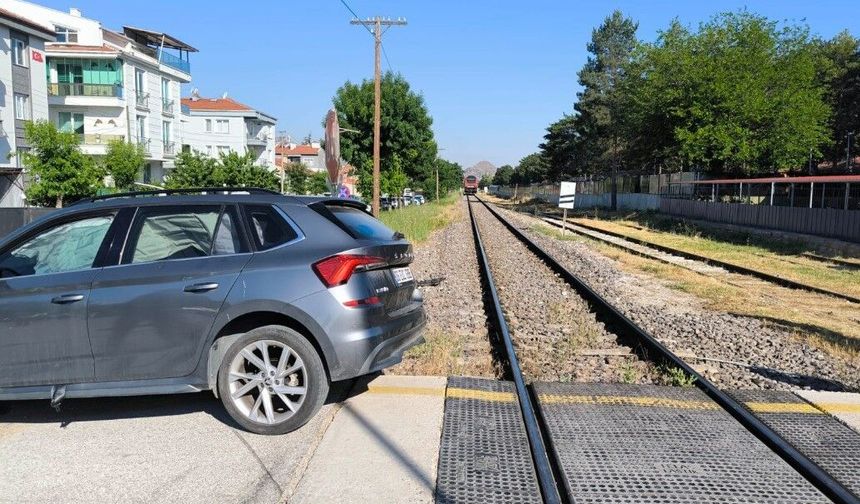 Tren otomobile çarptı